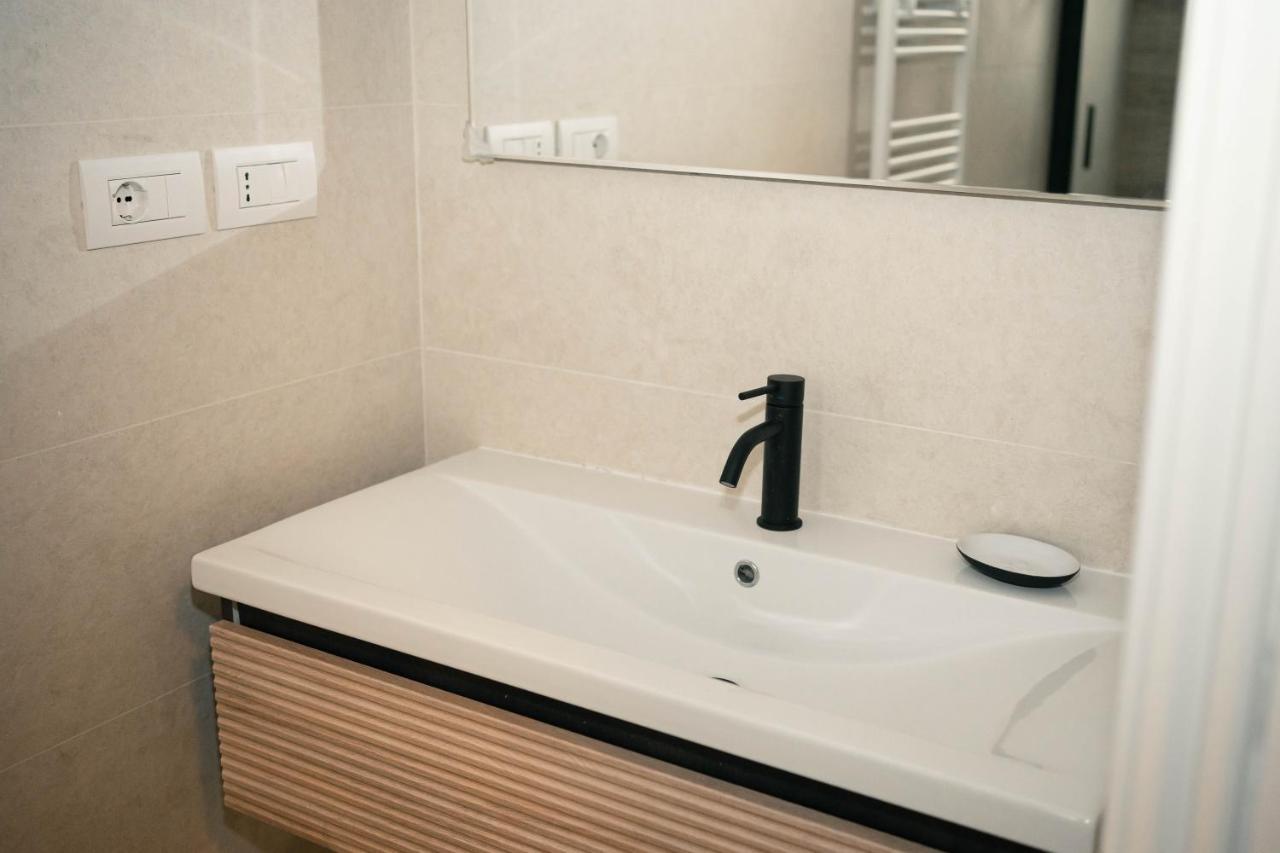 Black Marble - Design Apartment Bari Esterno foto