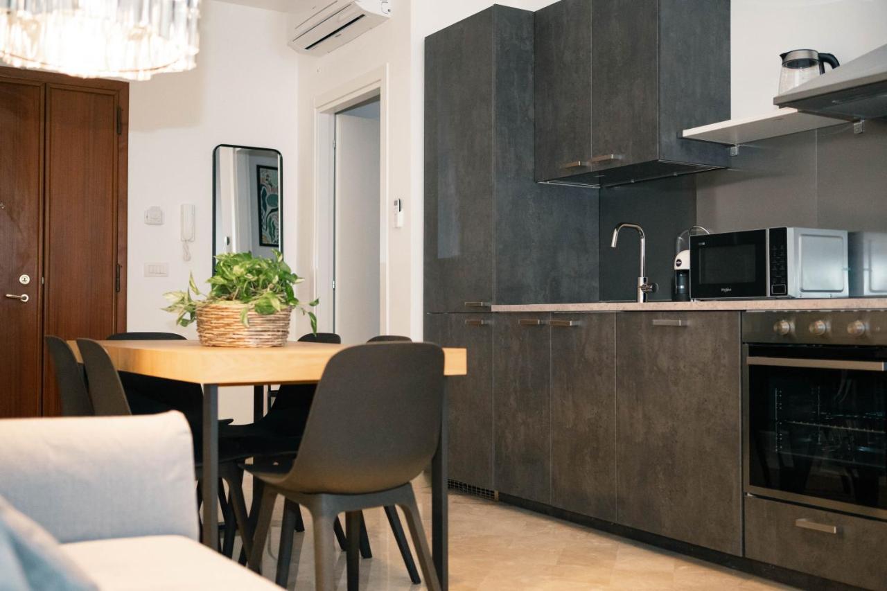 Black Marble - Design Apartment Bari Esterno foto