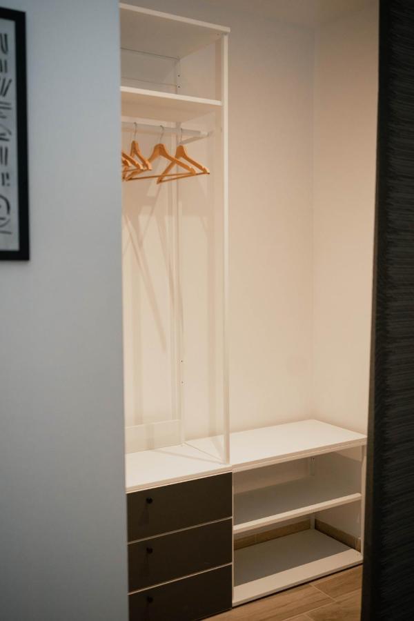 Black Marble - Design Apartment Bari Esterno foto