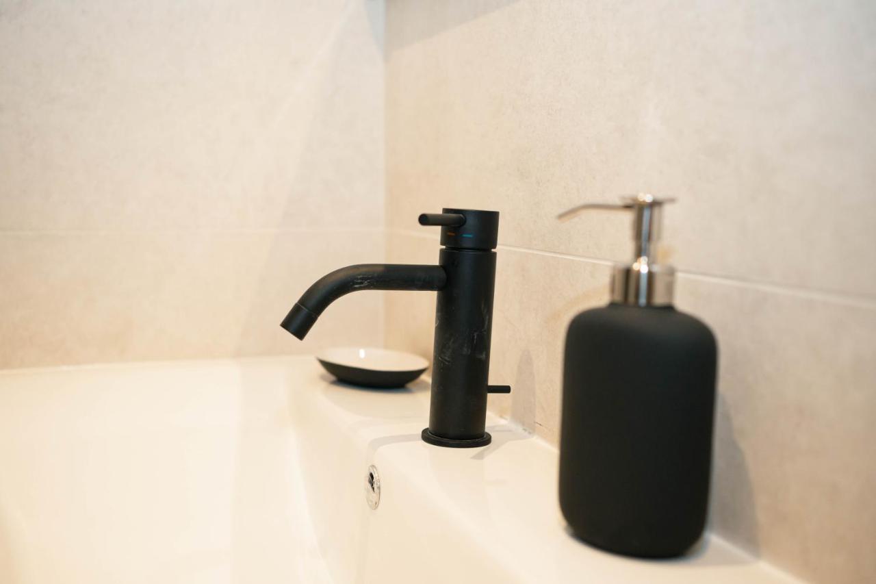 Black Marble - Design Apartment Bari Esterno foto